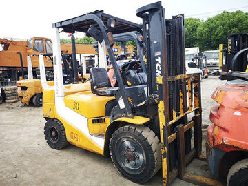 tcm χρησιμοποιημένη forklift diesel χειρωνακτική μηχανή isuzu 3 τόνου με τον ιστό 3000mm προμηθευτής